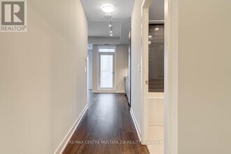 430-430 Square One Dr in Mississauga, ON - Building Photo - Building Photo