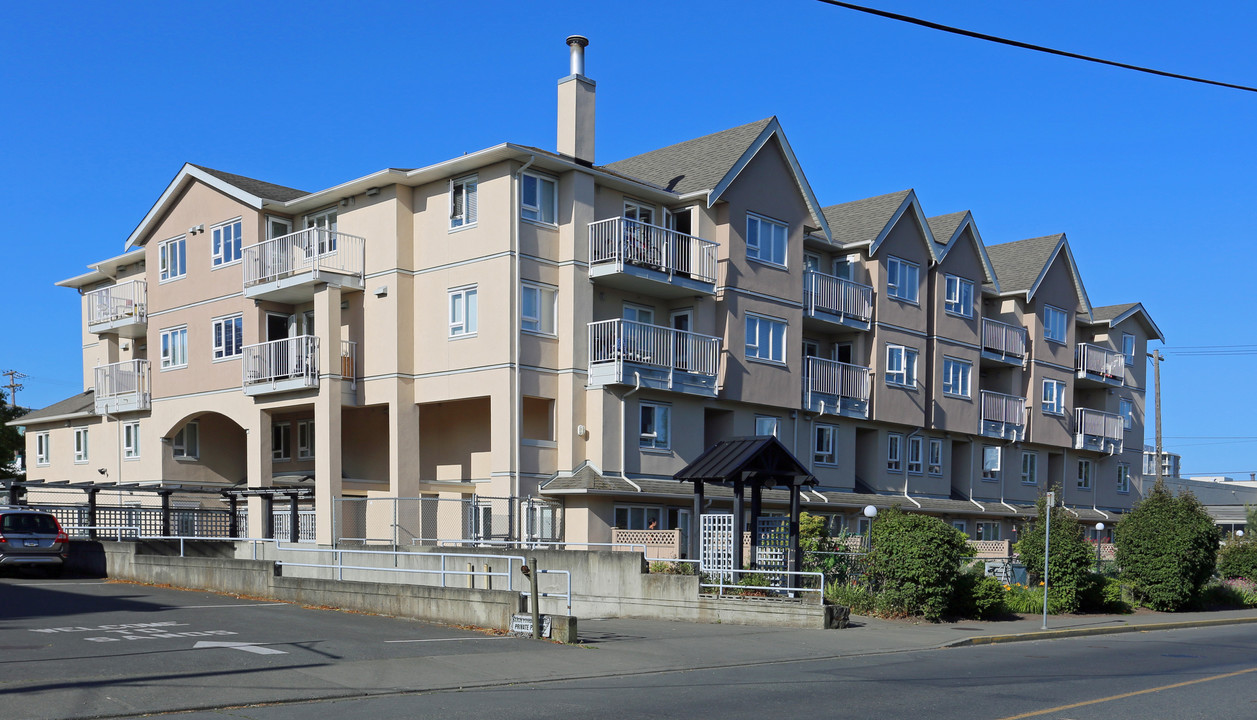 1855 Quadra St in Victoria, BC - Building Photo