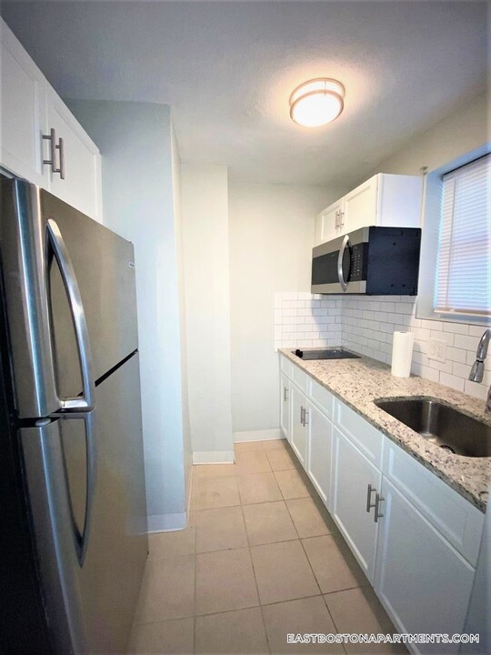 300 Meridian St in Boston, MA - Building Photo