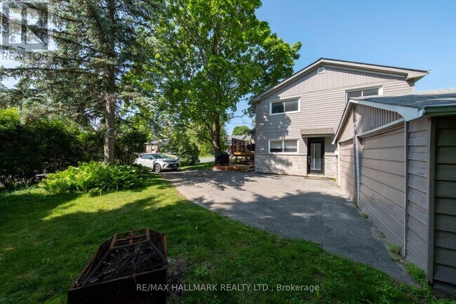 15 Webster Dr in Aurora, ON - Building Photo - Building Photo