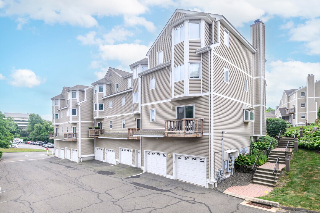 39 Glenrock in Norwalk, CT - Building Photo
