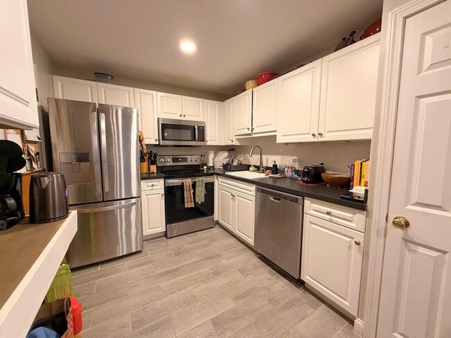 326 Broadway, Unit 19 in Somerville, MA - Foto de edificio - Building Photo