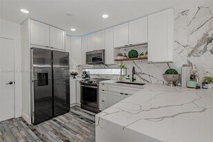 2425 SW 26th Ln in Miami, FL - Building Photo