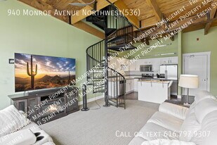 940 Monroe Ave NW in Grand Rapids, MI - Building Photo