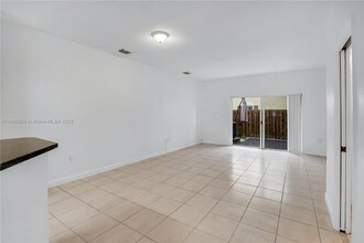 8305 NW 108th Ave in Doral, FL - Building Photo - Building Photo