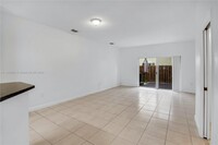 8305 NW 108th Ave in Doral, FL - Foto de edificio - Building Photo