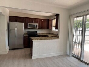 890 W 81st Pl in Hialeah, FL - Building Photo - Building Photo
