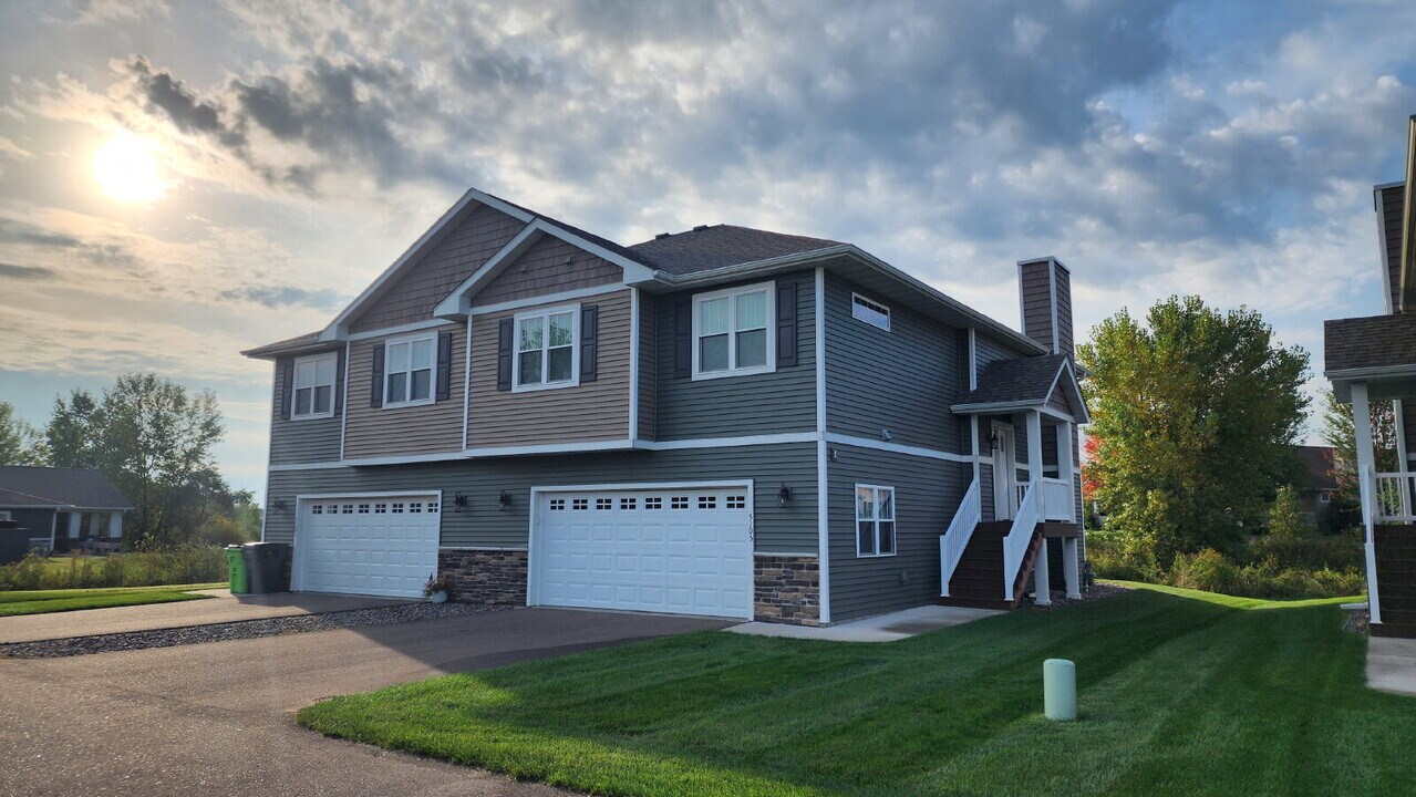 5103 Stonewood Dr in Eau Claire, WI - Building Photo