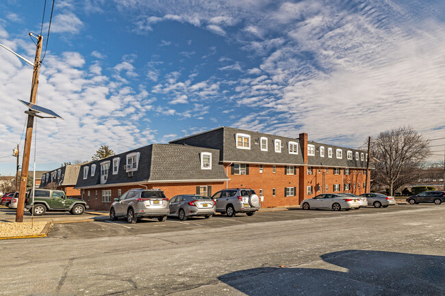 Gateway Condominium in Nutley, NJ - Foto de edificio - Building Photo