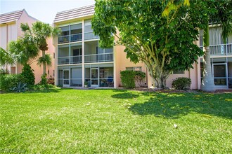 225 Turtle Lake Ct in Naples, FL - Foto de edificio - Building Photo