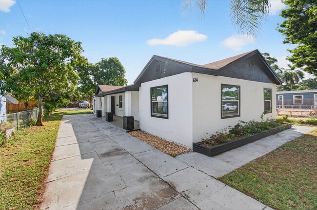 614 N E St in Lake Worth Beach, FL - Building Photo - Building Photo