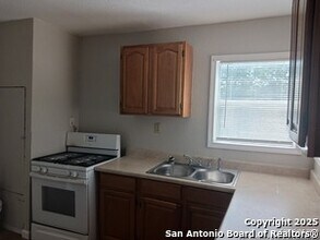 835 Grosvenor St in San Antonio, TX - Building Photo - Building Photo