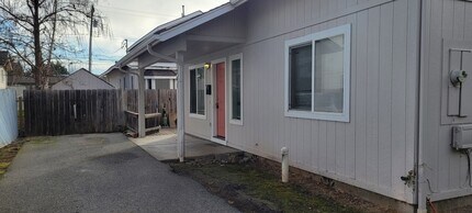 241 NE School St in Grants Pass, OR - Building Photo - Building Photo