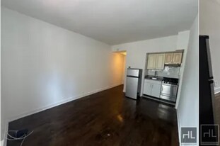 East 61 Street in New York, NY - Building Photo