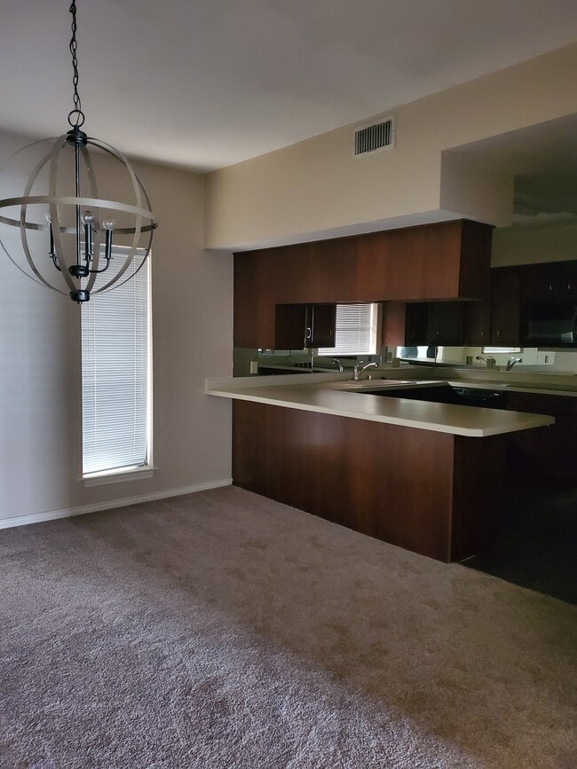 Regency Apartments in Midland, TX - Foto de edificio - Building Photo