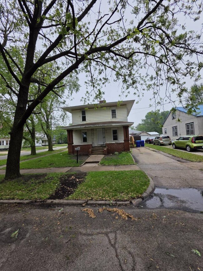 121 1st St NW in Oelwein, IA - Building Photo - Building Photo