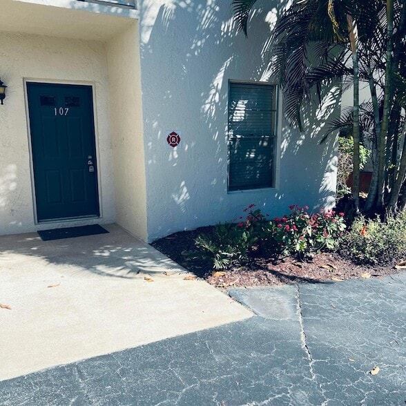 1900 S Kanner Hwy, Unit 8-107 in Stuart, FL - Building Photo - Building Photo