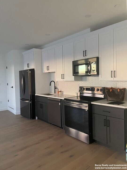 144 Old Colony Ave in Boston, MA - Building Photo
