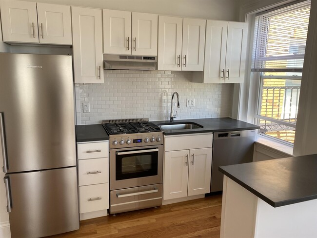 172 Maple St, Unit 305 in Malden, MA - Building Photo - Building Photo