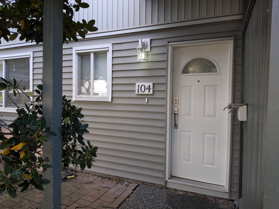 45185 Wolfe Road104 in Chilliwack, BC - Building Photo