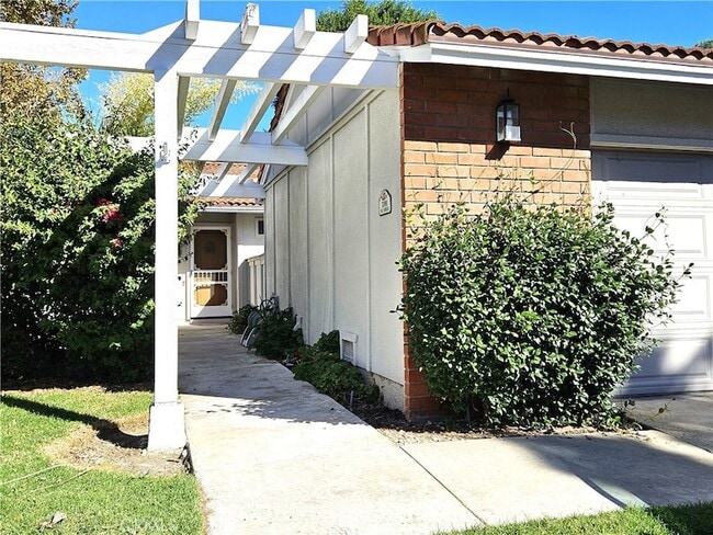 3219 Via Carrizo, Unit B in Laguna Woods, CA - Foto de edificio - Building Photo