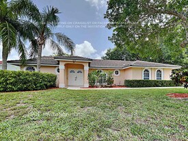 13837 Folkestone Cir in Wellington, FL - Building Photo