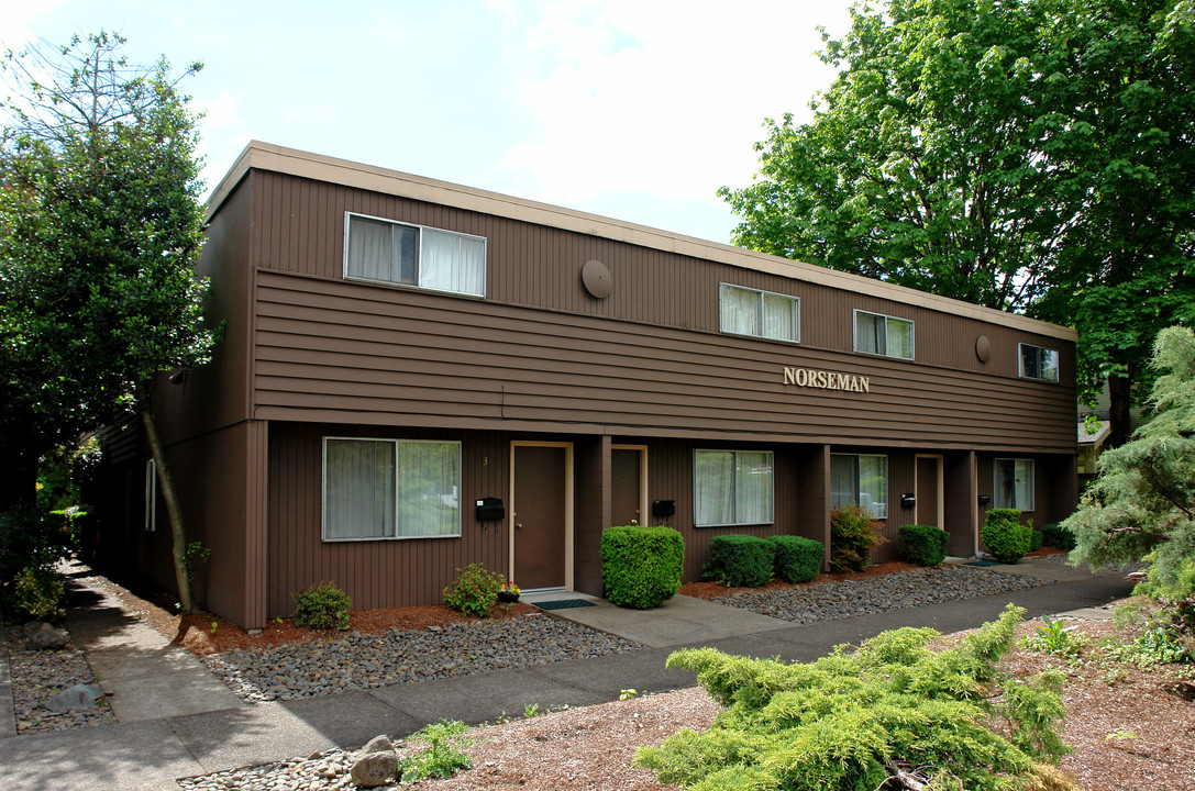 Norseman Apartments in Corvallis, OR - Foto de edificio