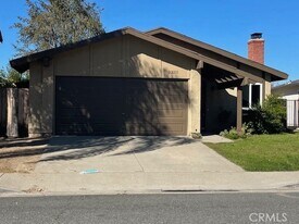 23211 Vía Reina in Mission Viejo, CA - Building Photo