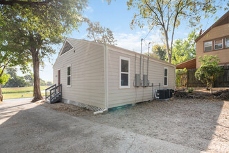 1712 Pasadena St, Unit 4 in Houston, TX - Building Photo - Building Photo