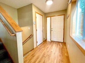 7414 Bolton Way in Inver Grove Heights, MN - Foto de edificio - Building Photo