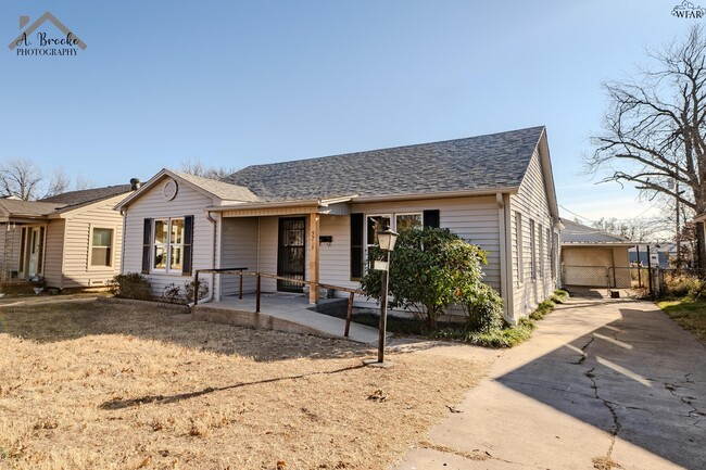 property at 3213 Hollywood Ave