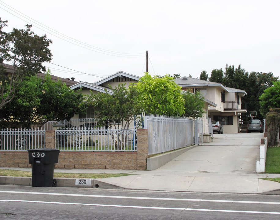 230 N Alhambra Ave in Monterey Park, CA - Foto de edificio