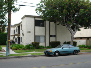 16132 Parkside Ln in Huntington Beach, CA - Foto de edificio - Building Photo