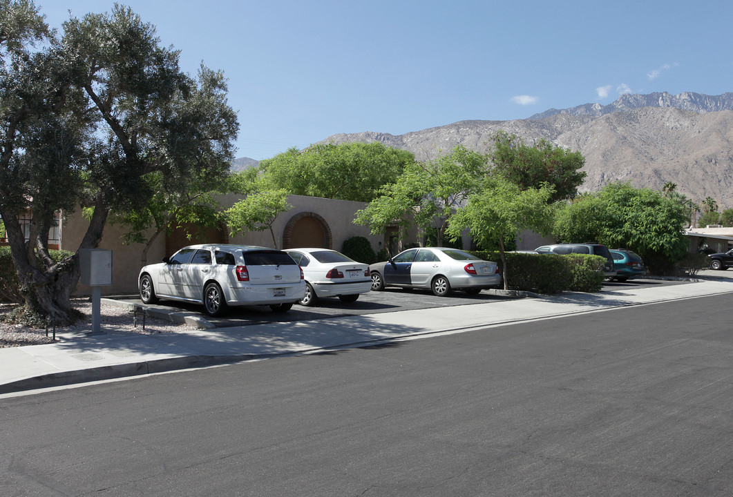 555 E Cottonwood Rd in Palm Springs, CA - Foto de edificio