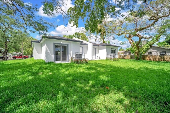 2448 NW 42nd St in Miami, FL - Building Photo - Building Photo