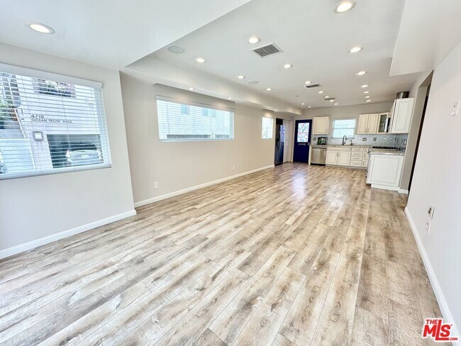 15 Quarterdeck St in Marina Del Rey, CA - Building Photo - Building Photo