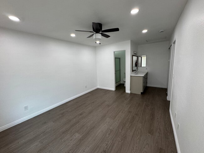 8740 Lomita Dr