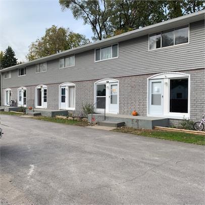 38444 Meadowdale St in Clinton Twp, MI - Foto de edificio