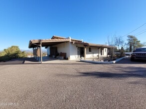 1090 S Lazy Fox Rd in Wickenburg, AZ - Foto de edificio - Building Photo