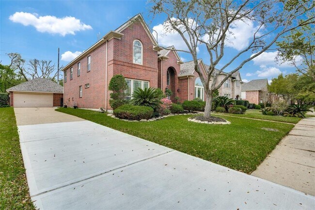 28 Twin Valley Dr in Sugar Land, TX - Foto de edificio - Building Photo