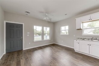 412 Booth St in Taylor, TX - Building Photo - Building Photo