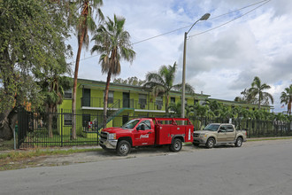 Knight Center Apartments in Miami, FL - Foto de edificio - Building Photo