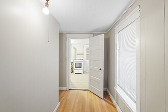 10 1/2 Ellsworth St in Worcester, MA - Building Photo - Building Photo