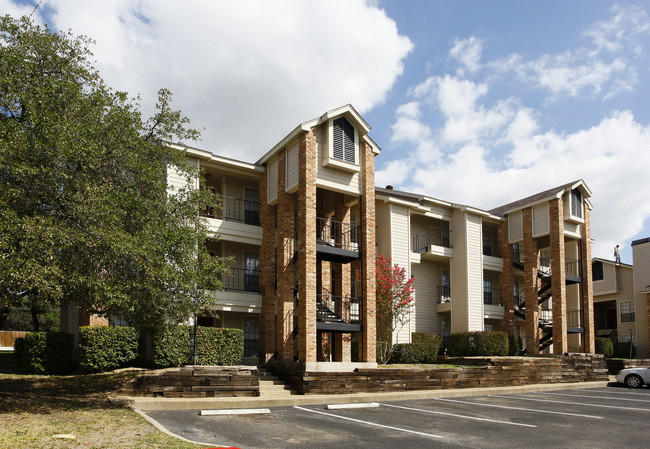 Hidden Oaks Apartments in San Antonio, TX - Building Photo - Building Photo