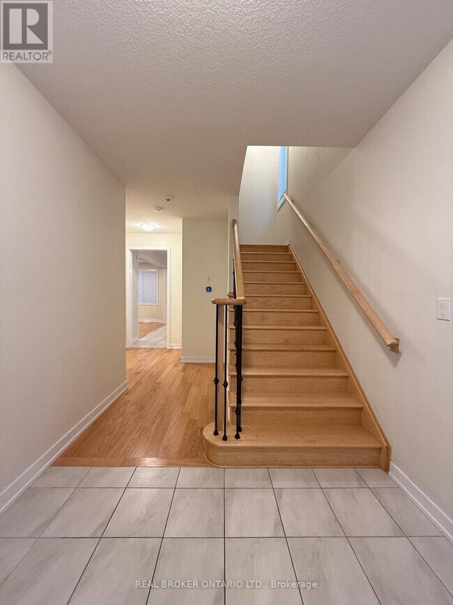 90 Sunflower Cres in Thorold, ON - Building Photo - Building Photo