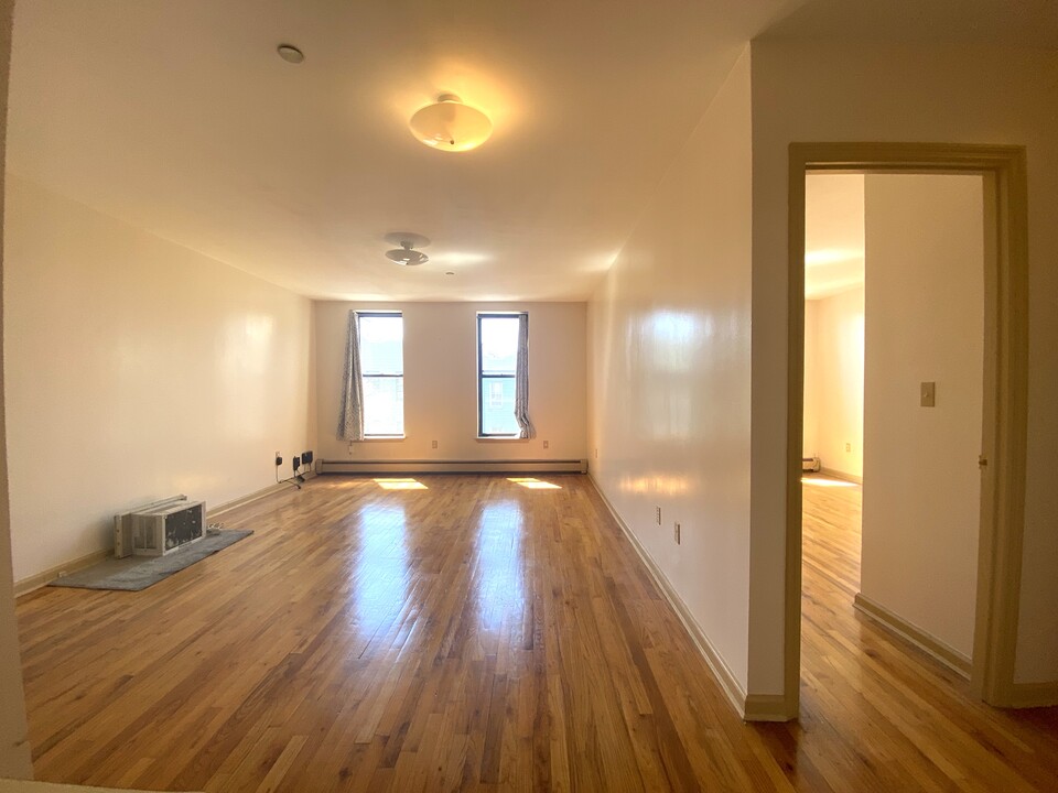 205 Knickerbocker Ave in Brooklyn, NY - Building Photo