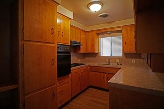5612 Cypress Ave in Carmichael, CA - Foto de edificio - Building Photo