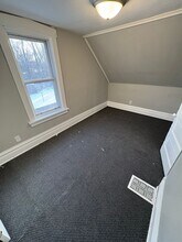 555 W Wellington St in Waterloo, IA - Building Photo - Building Photo