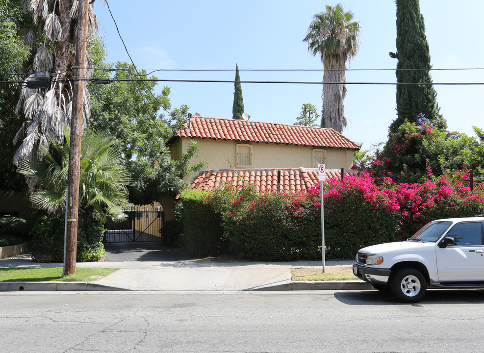 18617 Clark St in Tarzana, CA - Building Photo