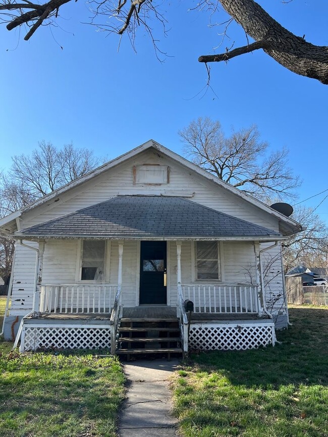 property at 527 W Elm St